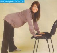 Рожаем стоя, опираясь на стул